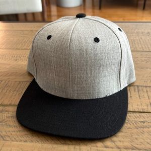 New LIDS Grey / Black Flat Brim Hat - Snap Back